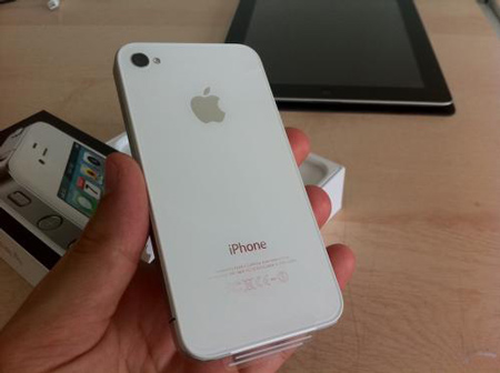 Белый iPhone 4 приехал в магазин