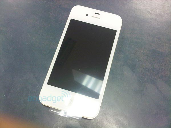 На складе Vodafone UK появился белый iPhone 4