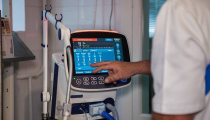 ПриватБанк відправив перші чотири апарати штучної вентиляції легенів лікарням українських міст