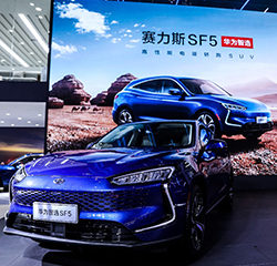 Huawei розпочинає продажі нового автомобіля Seres SF5 у своїх флагманських магазинах у Китаї