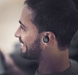 Нові бездротові навушники Beoplay EQ – фірмове звучання, космічний дизайн і бездоганний зв’язок