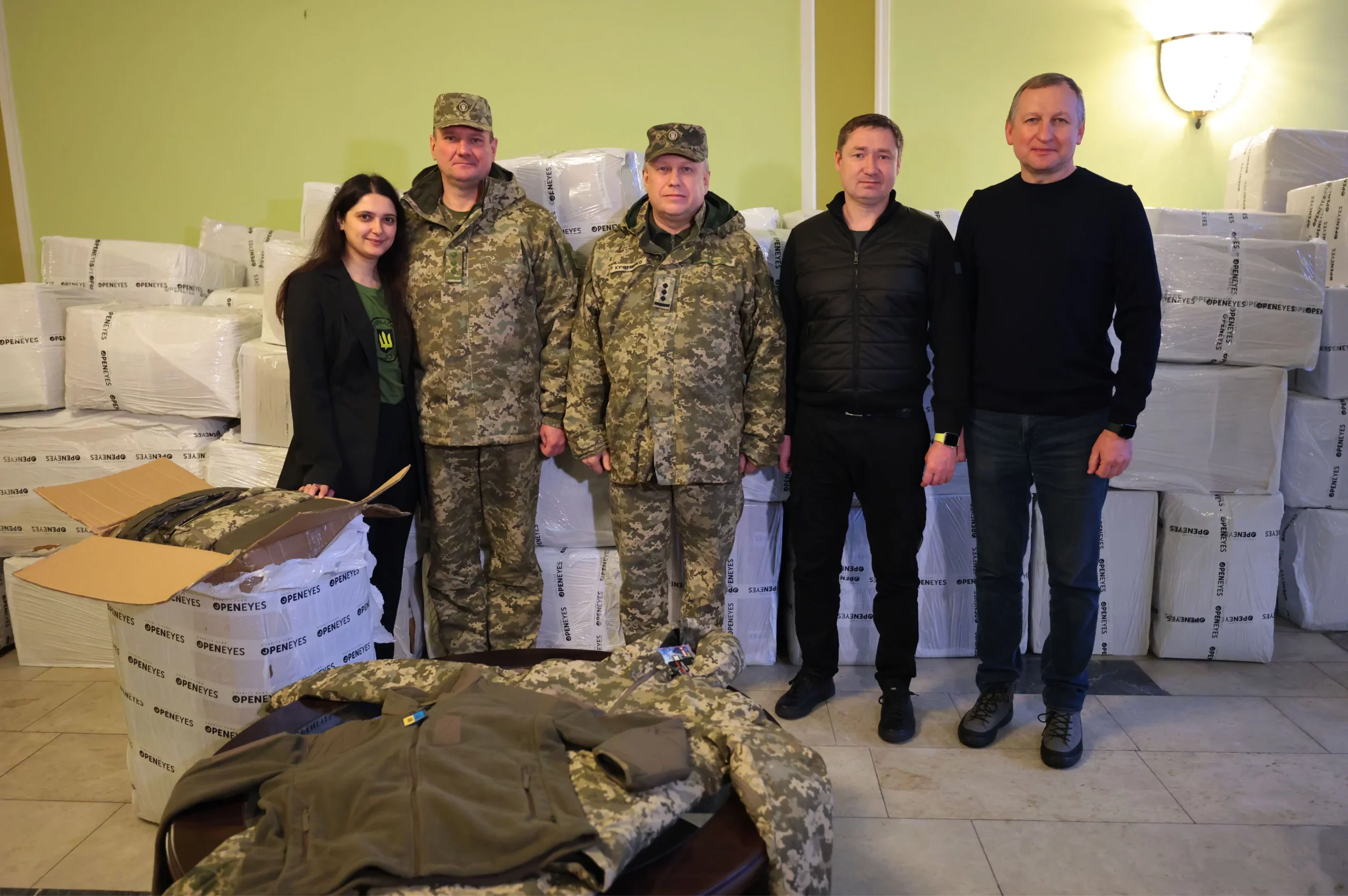 SoftServe, Благодійний фонд “Відкриті очі” та ЛОВА передали 600 комплектів зимової форми військовим